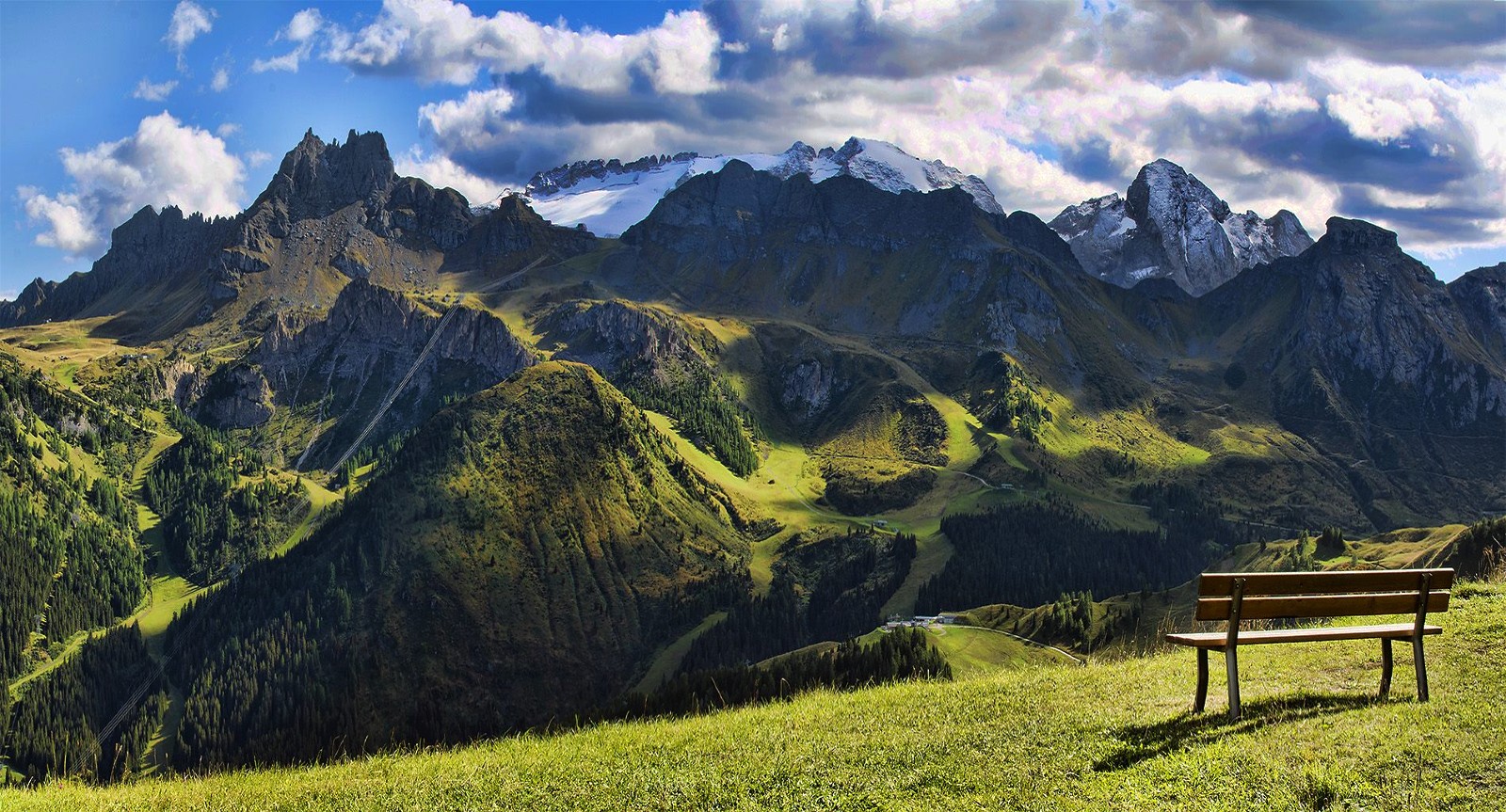 Paesaggio estivo delle Dolomiti dell'Alta Badia