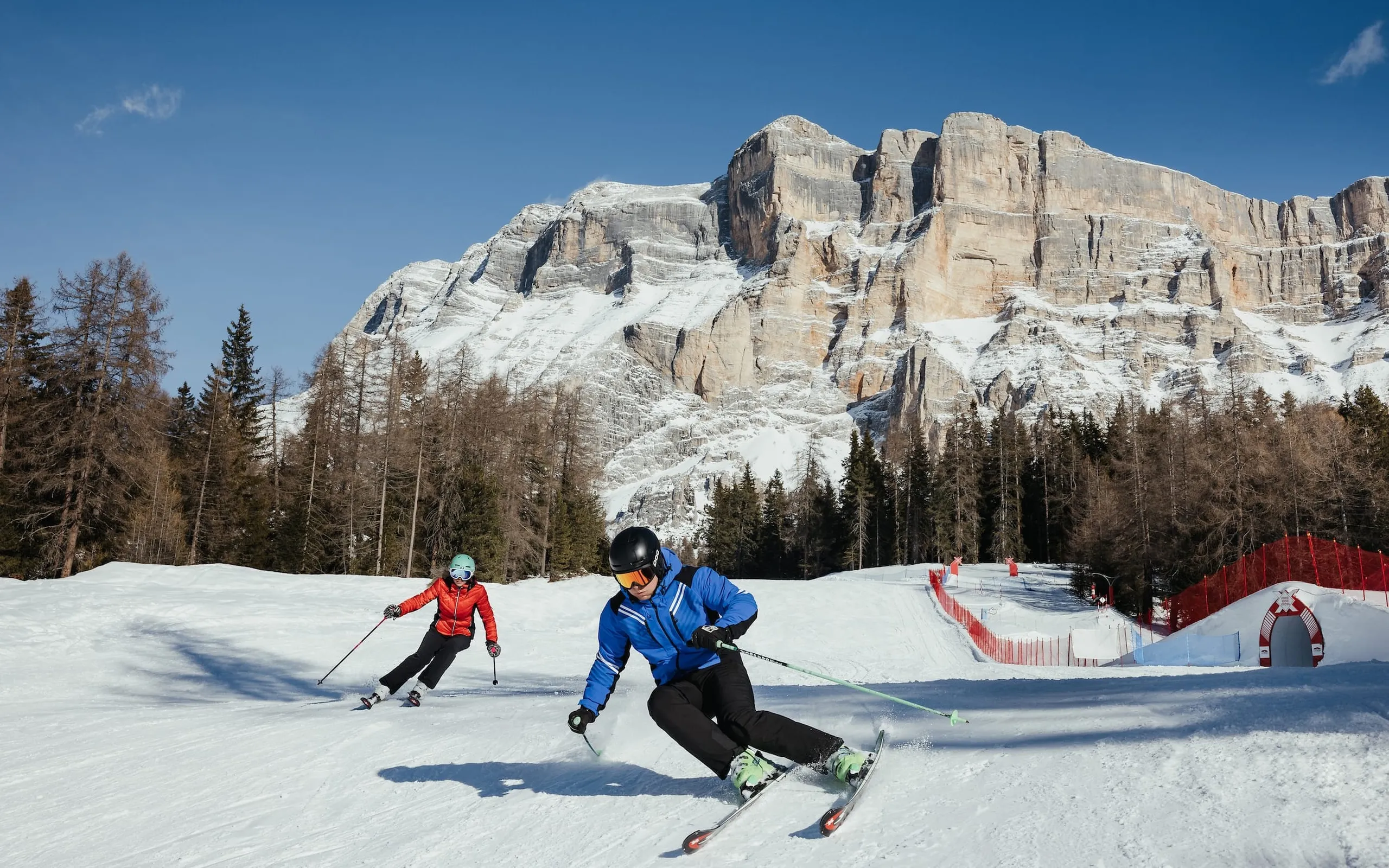 Due sciatori percorrono la pista da sci di La Crusc a Badia, Alto Adige.