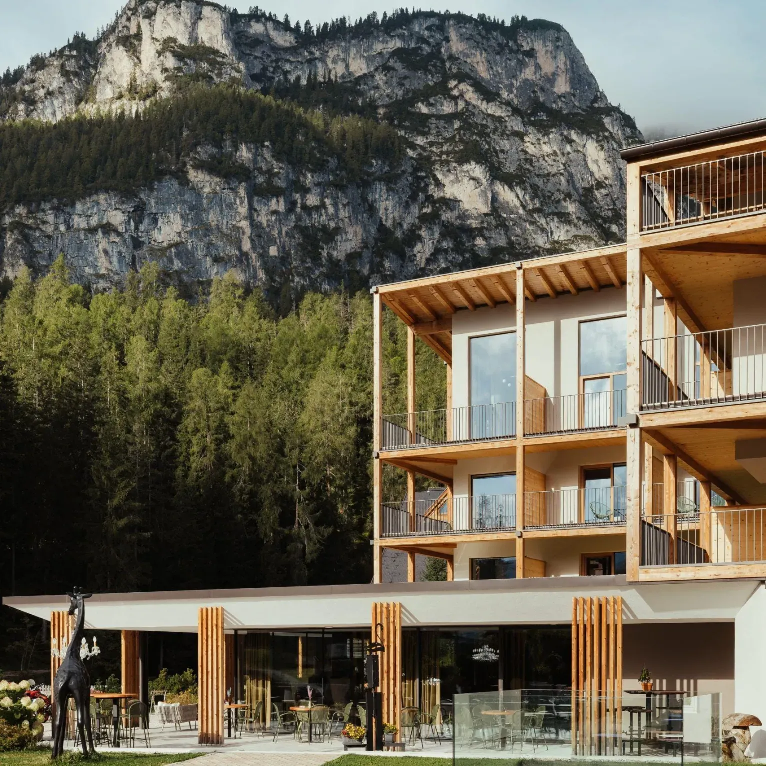 Hotel Lech da Sompunt in Alta Badia, con le cime finali del bosco Gardenacia sullo sfondo.
