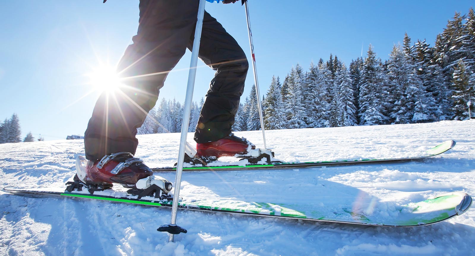 die Beine eines Herren auf Skiern auf der Piste in der Alta Badia im Winter