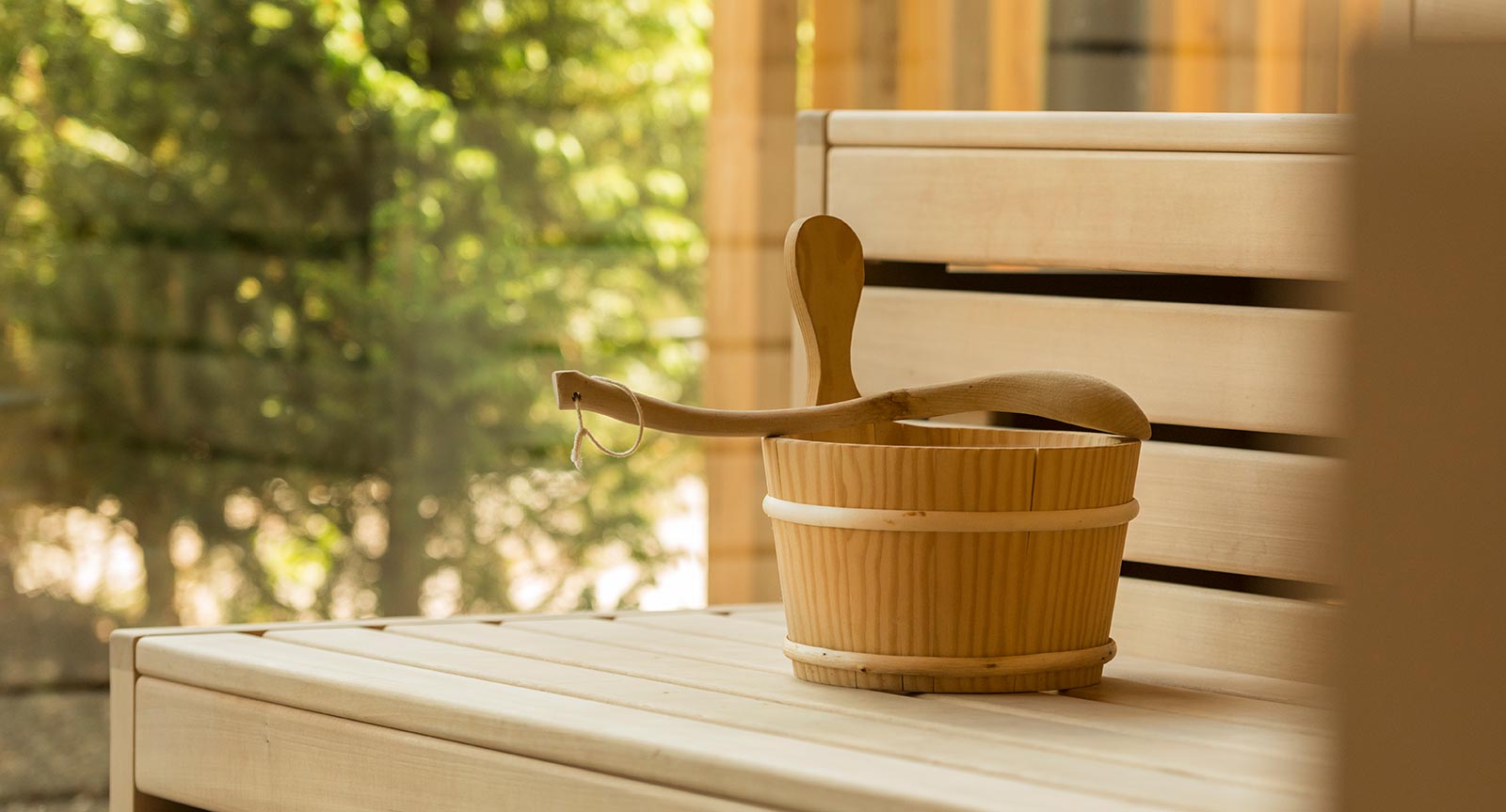 a wooden bucket for infusions in the sauna of Lech da Sompunt